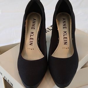 Ann Klein black dress pumps